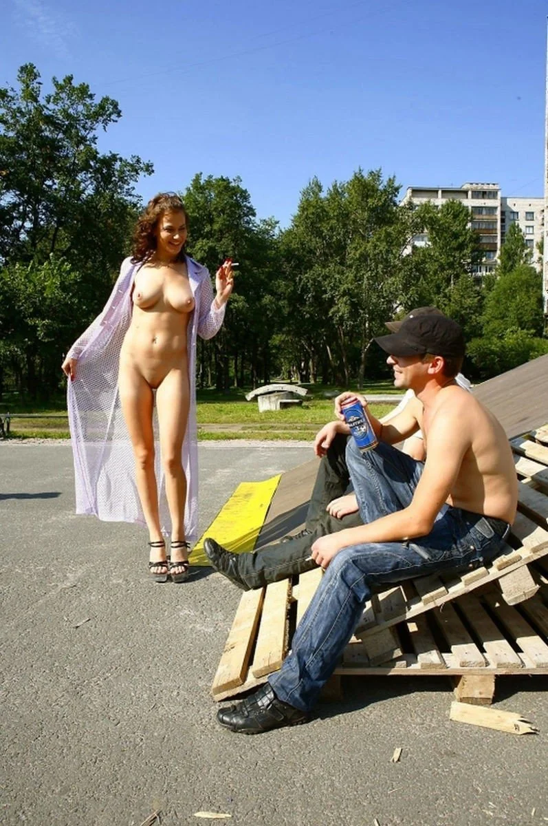 Голенькие девушки на улице