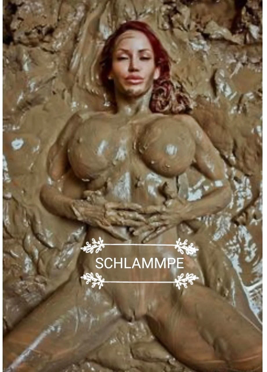 Голые женщины купаются в грязи