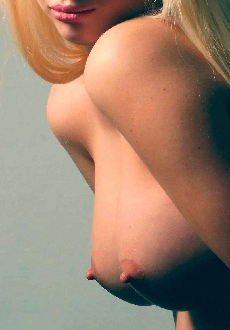 Блондинка с торчащими сосками