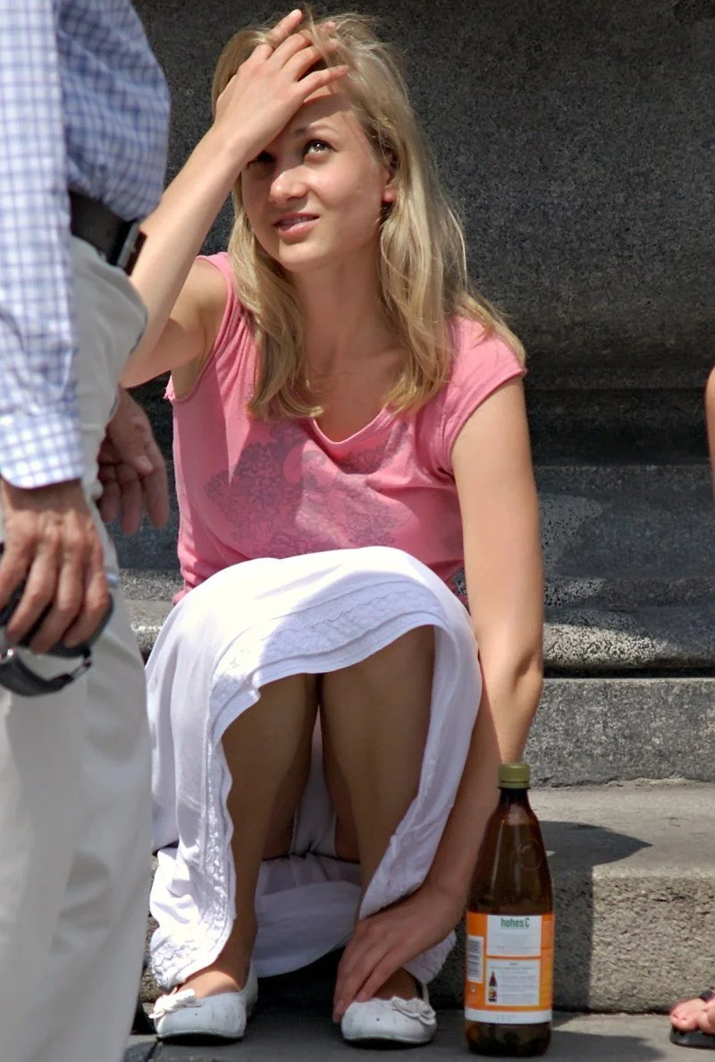 Показывают прелести на публике