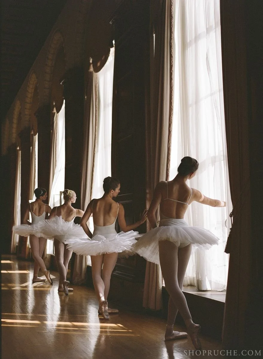 Балерины в балетном зале