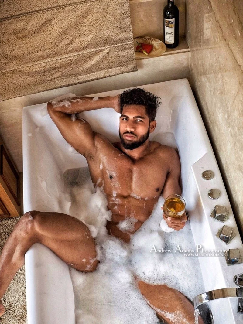 Волосатый мужик в джакузи