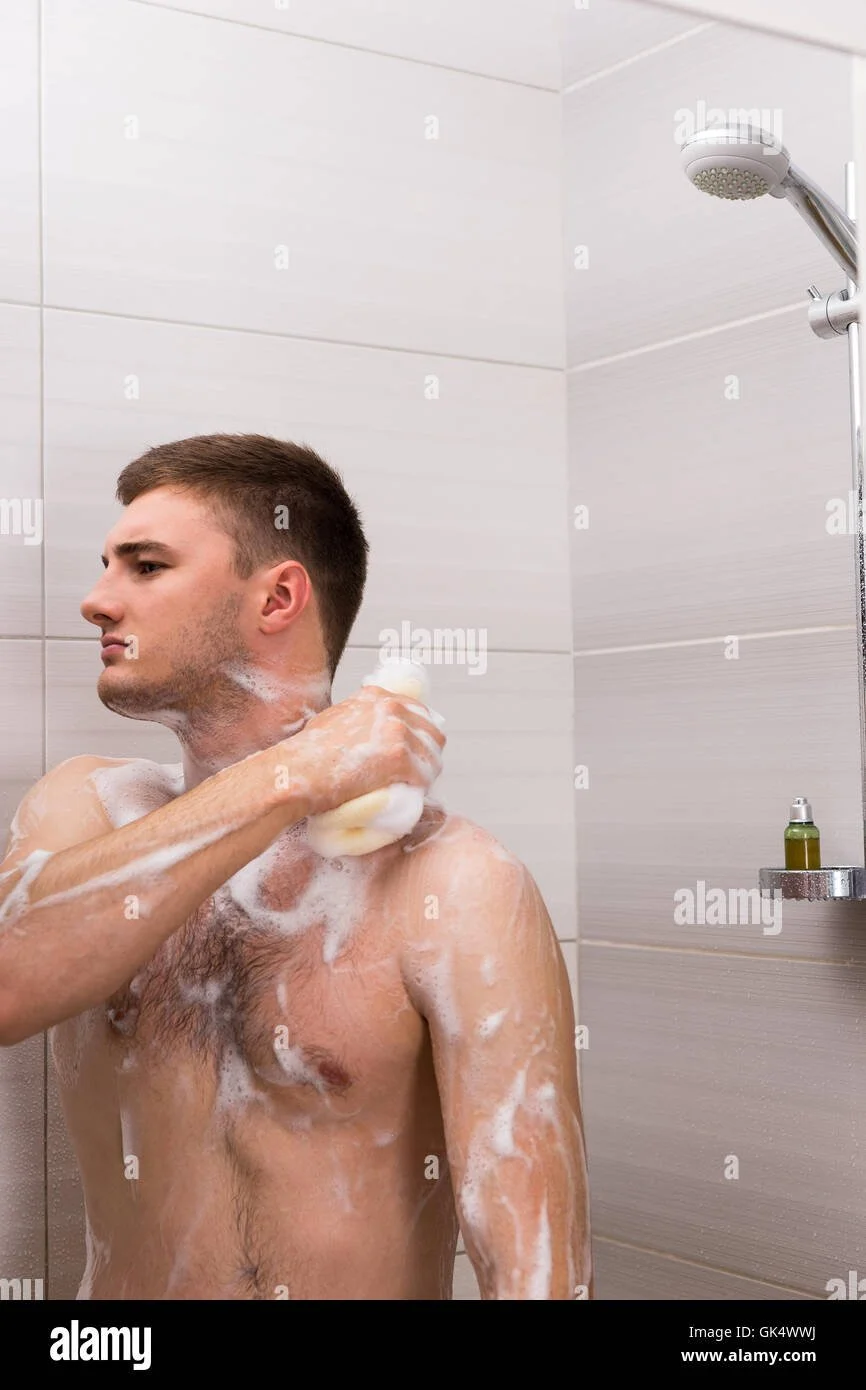 Молодой парень в ванной