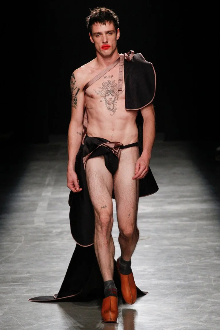 Голые женщины ходят по подиуму