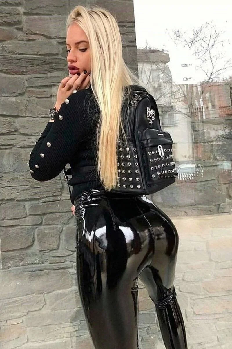 Девушки в латексных леггинсах