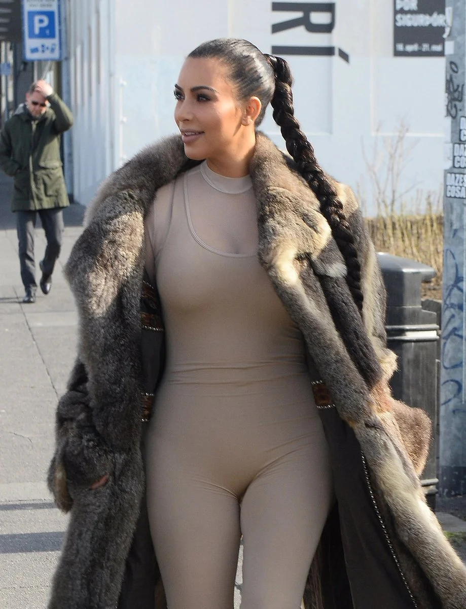 Ким Кардашьян в обтягивающем комбинезоне