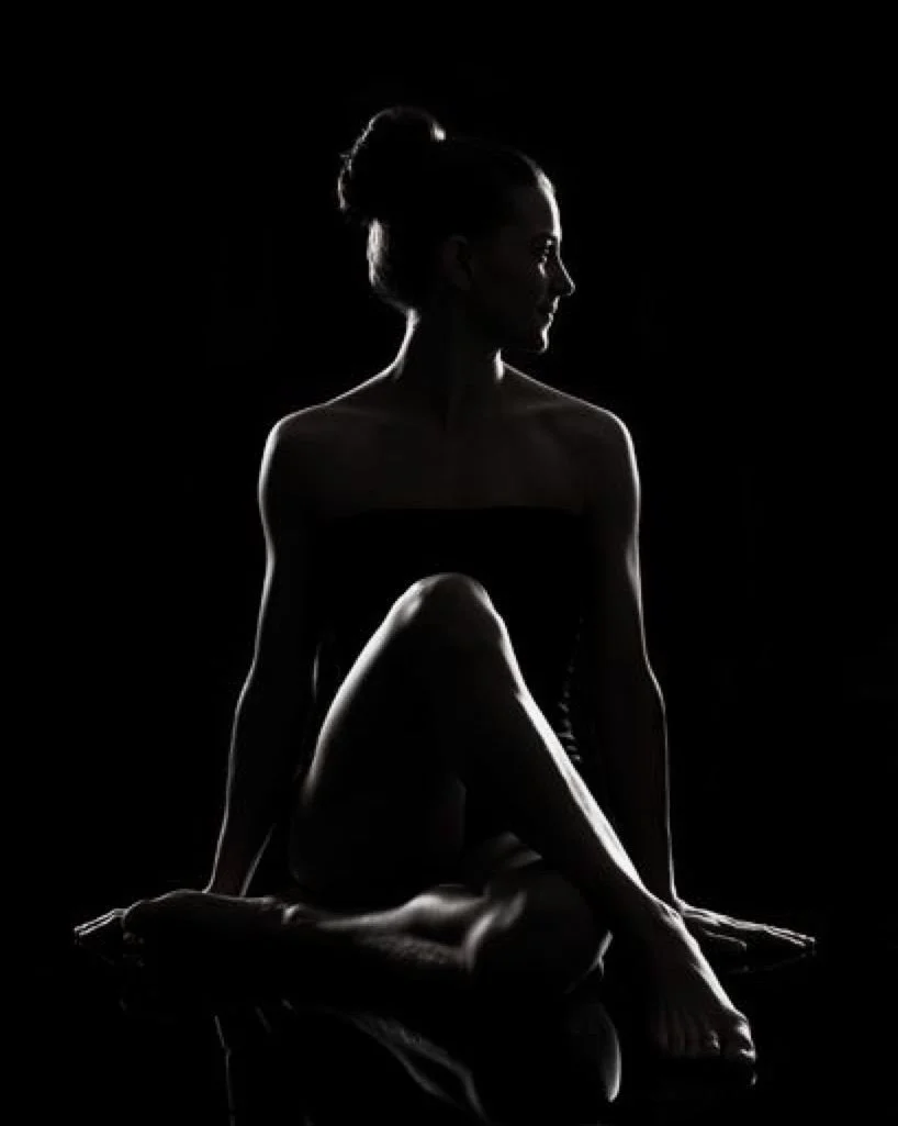 Женское тело на черном фоне