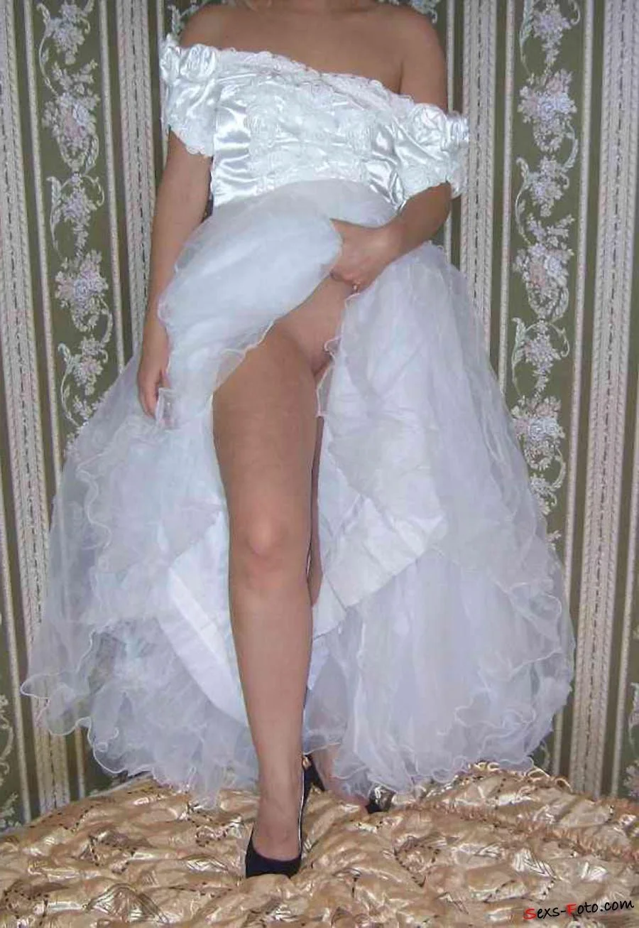 В свадебном платье без трусиков