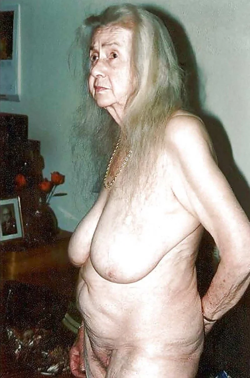 Зрелые с обвисшей грудью на природе