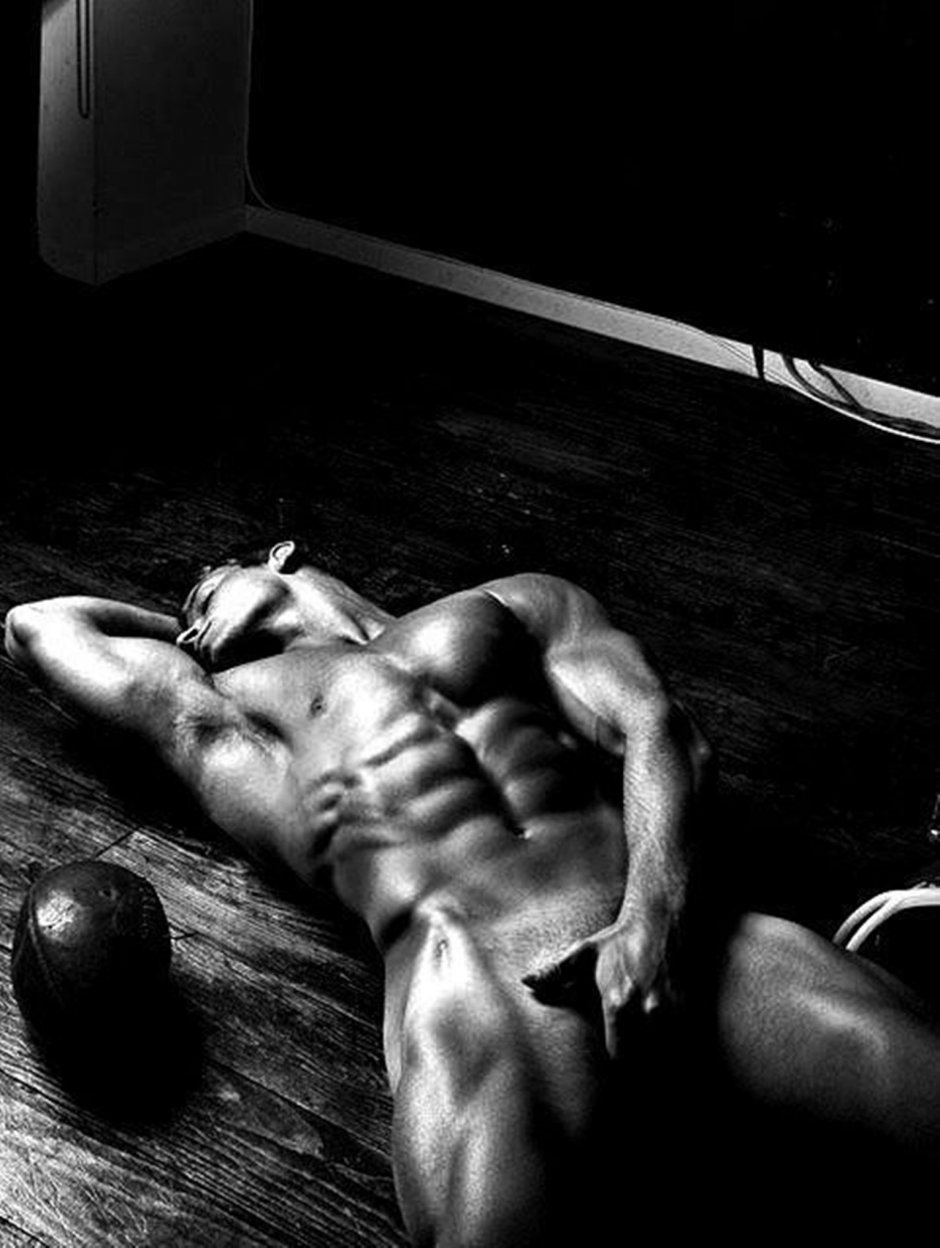 Красивое голое тело мужчины