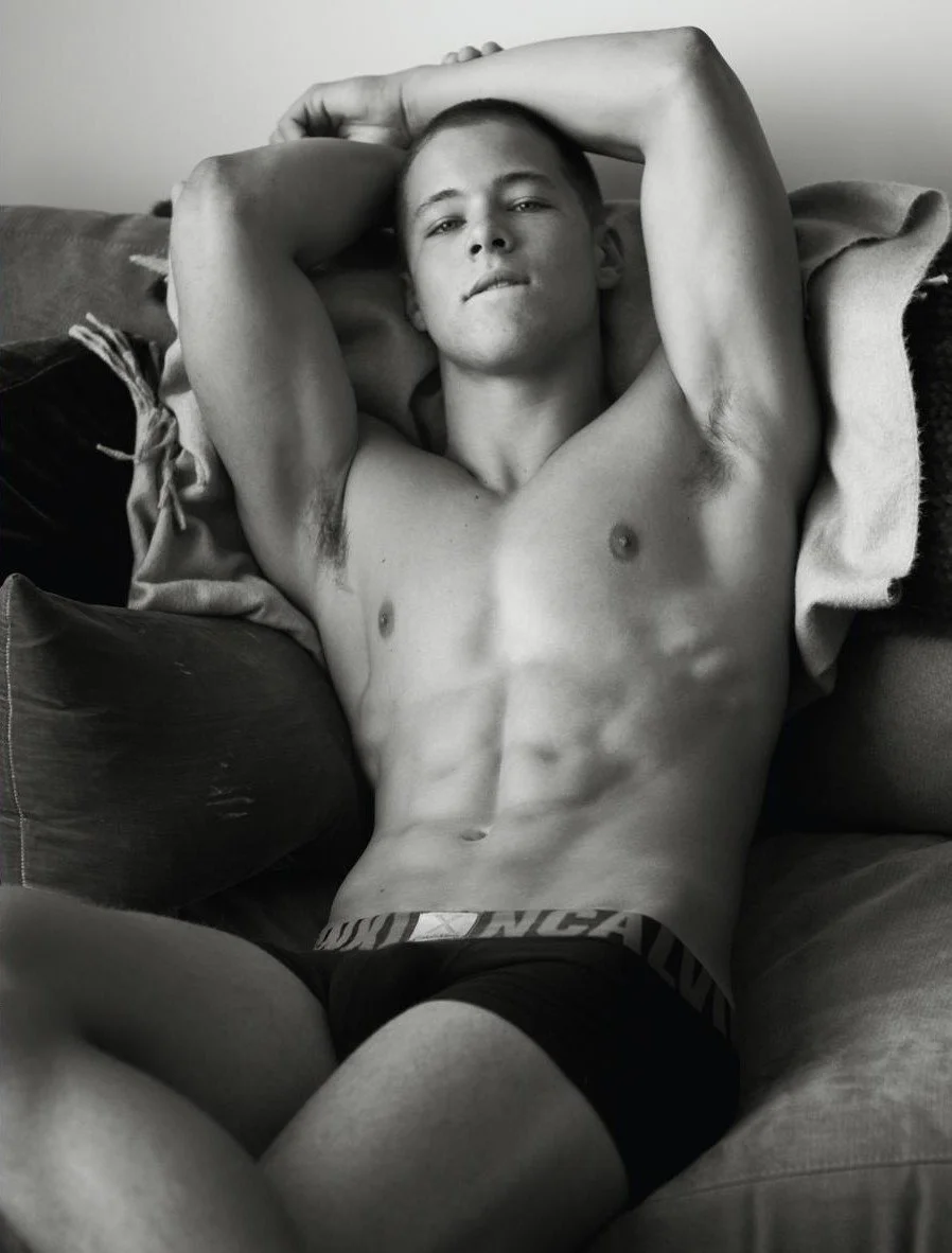 Красивые парни в трусах