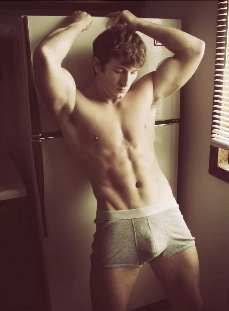 Парни в трусах в комнате