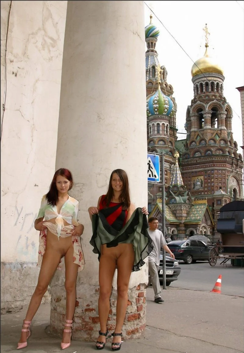 Девушка без трусиков гуляет на улице