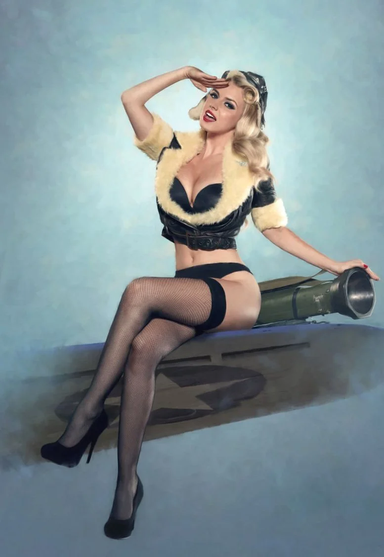 Девушка в военной форме в стиле пин ап