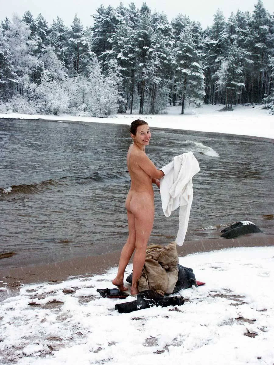 Голые женщины купаются в проруби
