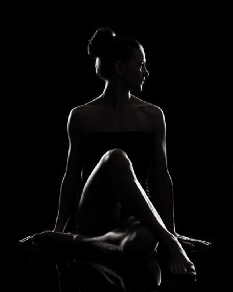 Женское тело на темном фоне