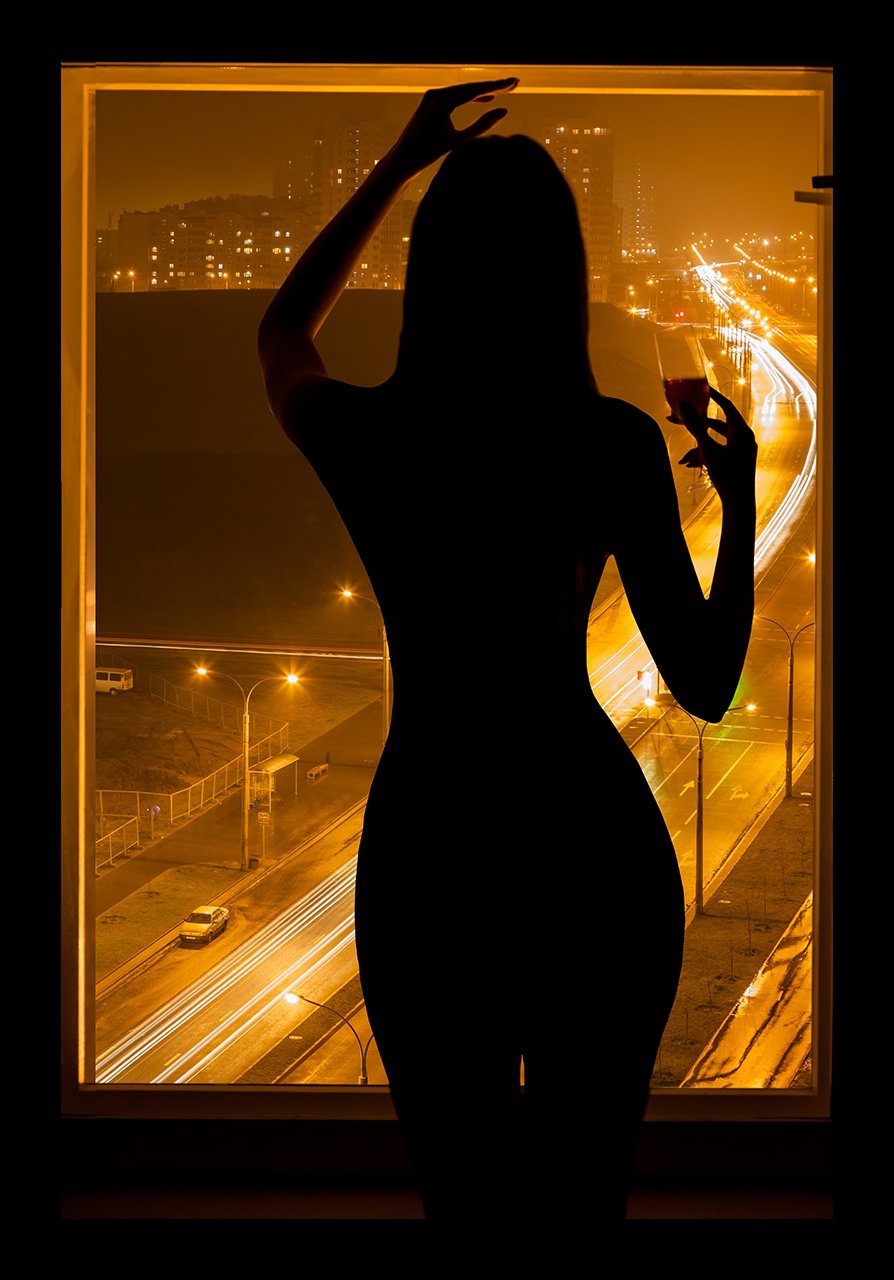 Женское тело в темноте