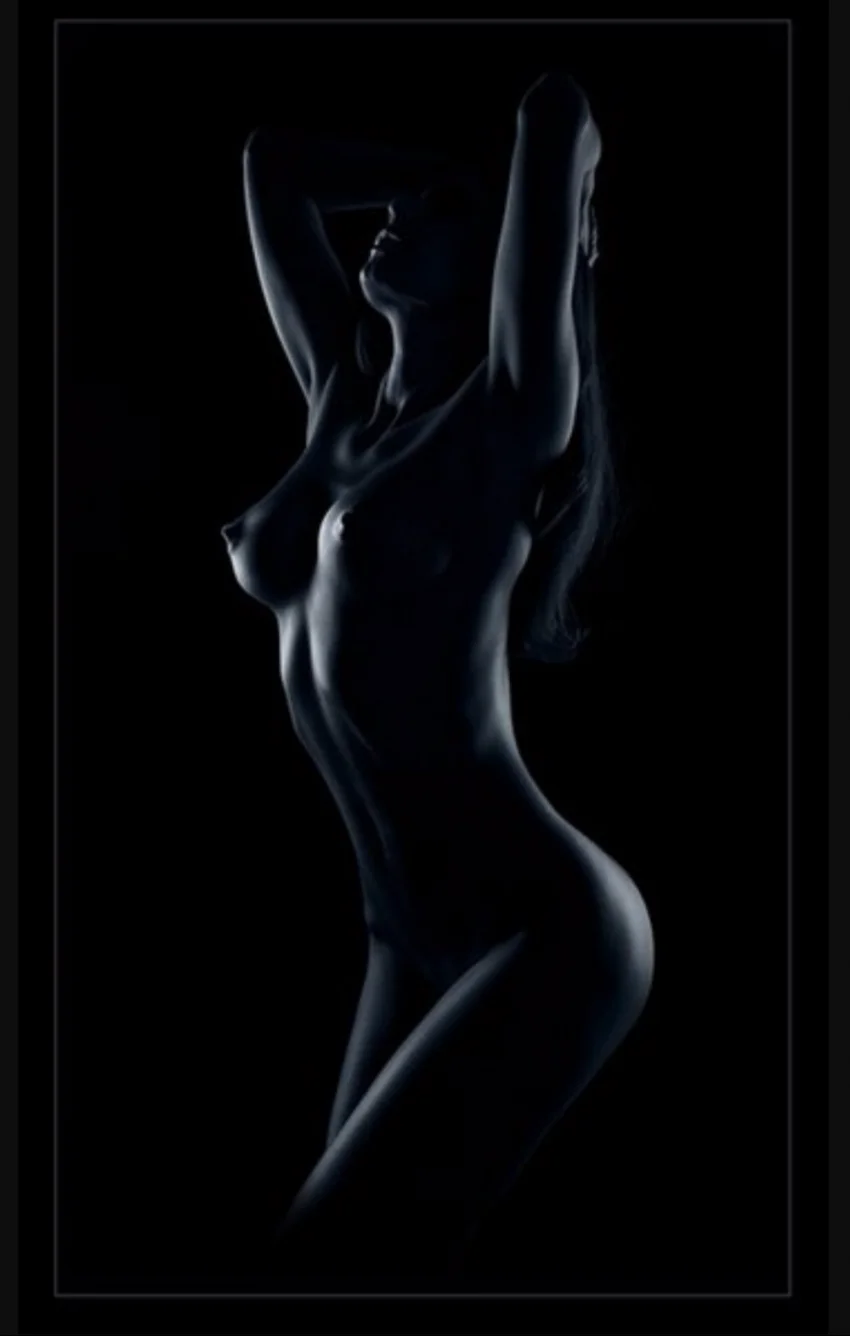 Женский силуэт на черном фоне