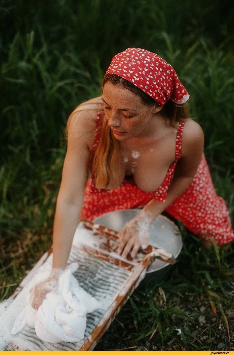 Девушки в шортах на природе