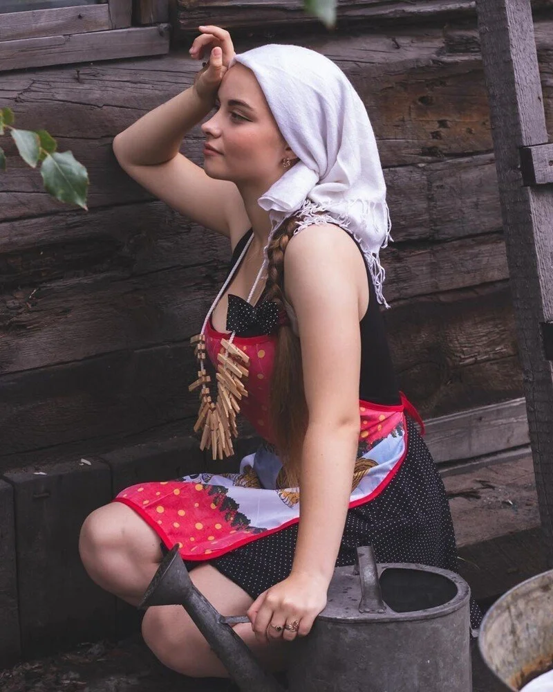 Красивые девушки в деревне в сарафанах