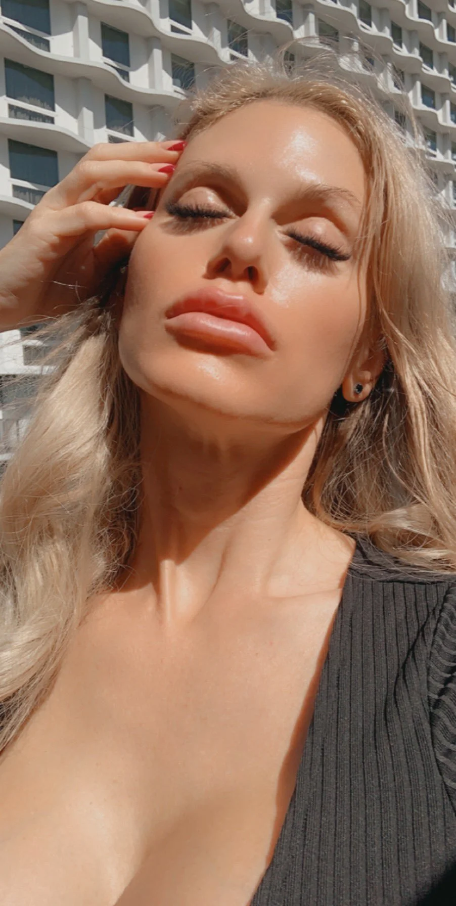 Девушка в каске