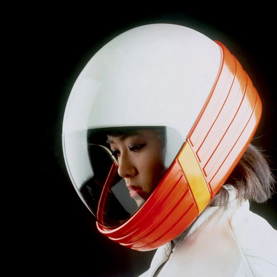 Красивые девушки в шлеме