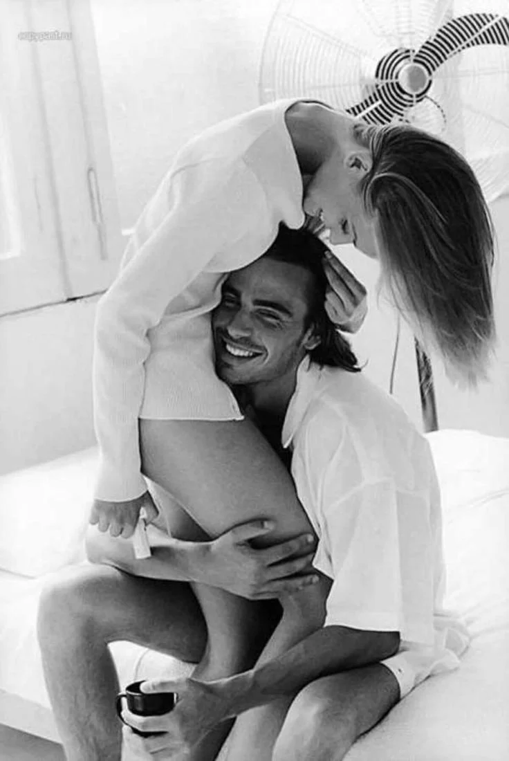 Пара в белых рубашках