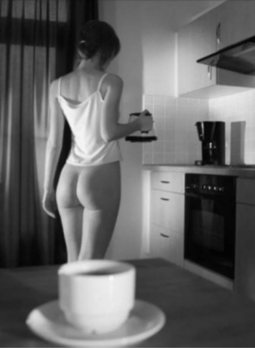 Утром на кухне голая с кофе