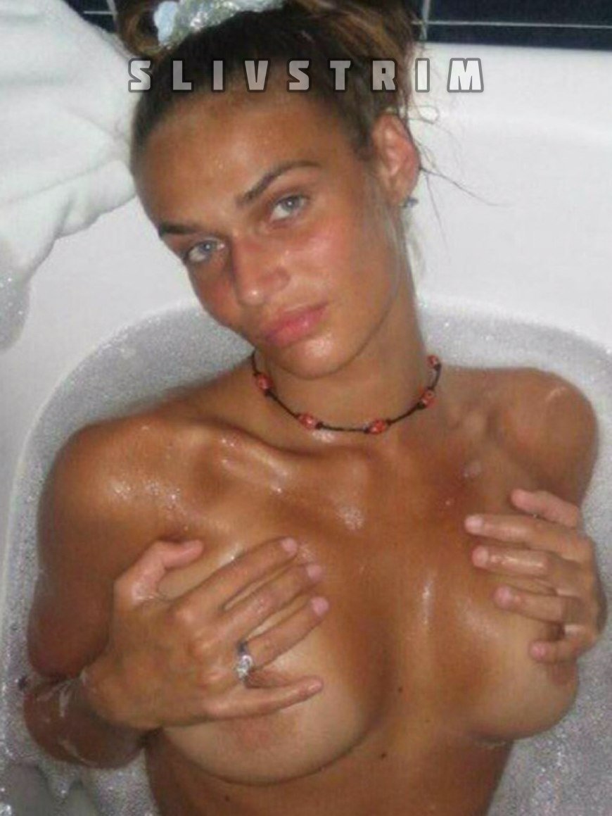 Айза засветила