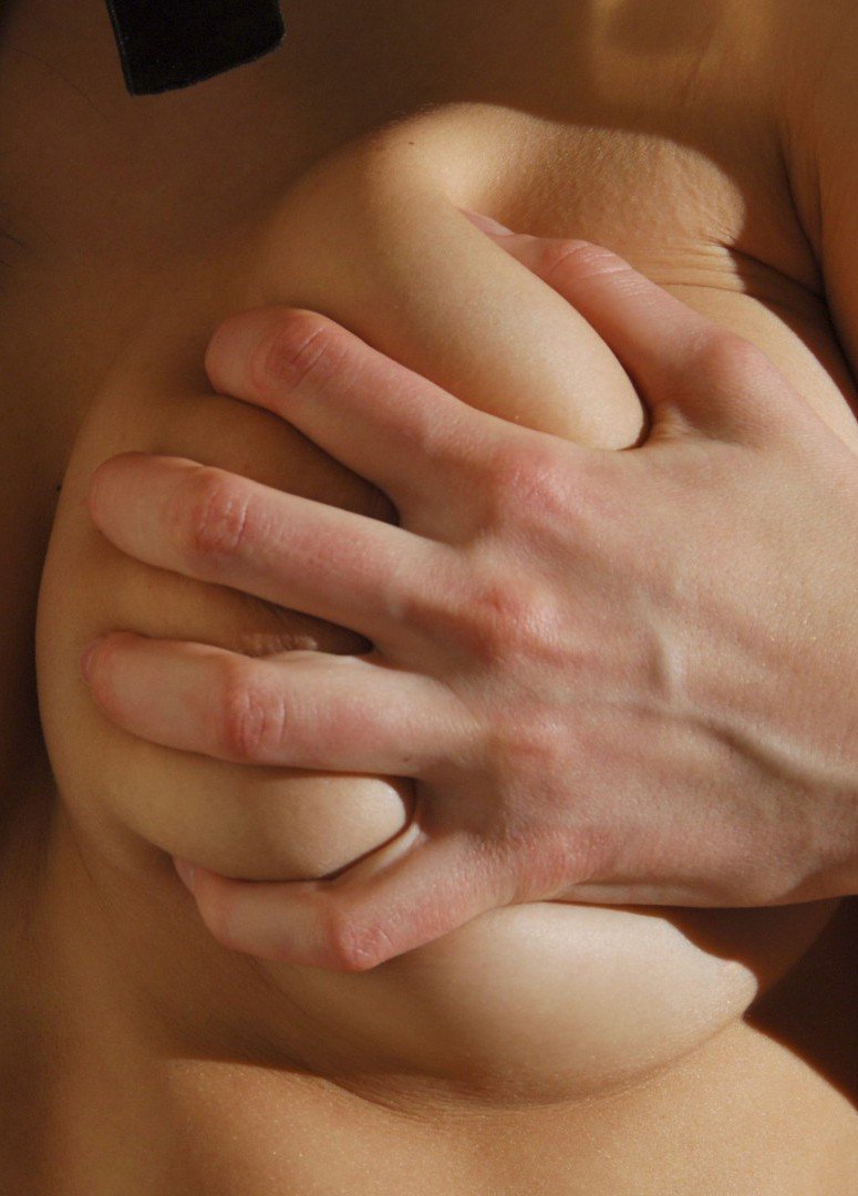 лапают грудь у женщин фото 109