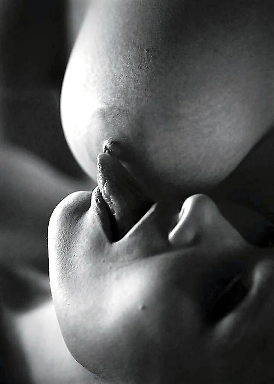 Мужчина ласкает грудь женщины