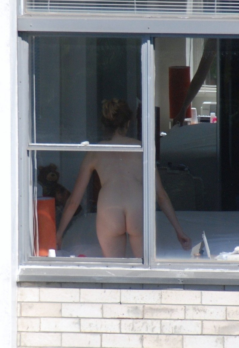 Голая женщина в окне напротив