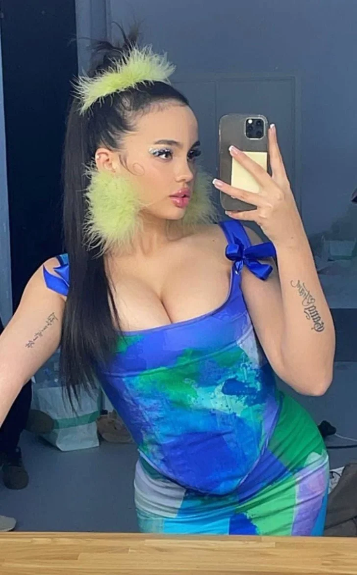 Огромные титьки карнавал