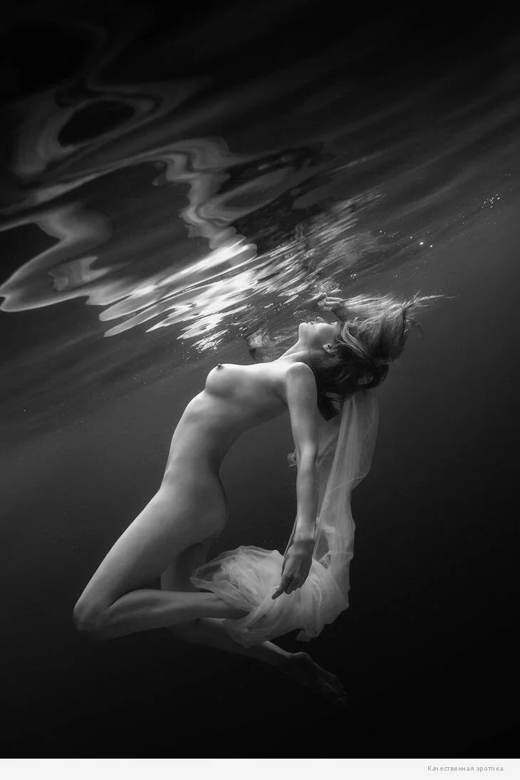 Голенькие девушки в воде