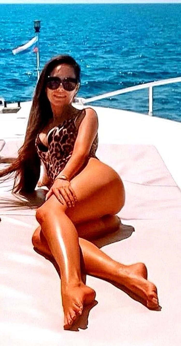 Илана Юрьева исакжанова ноги