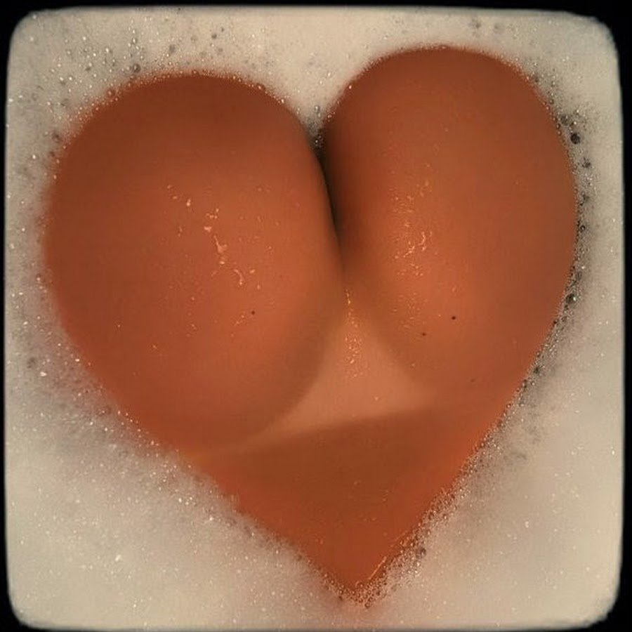 Голые женские попки сердечком