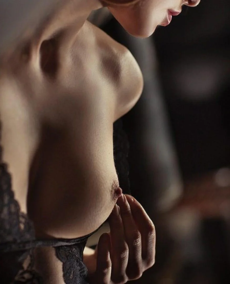 Красивая женская грудь ласки