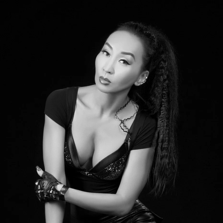 Якутские певицы с красивыми ножками