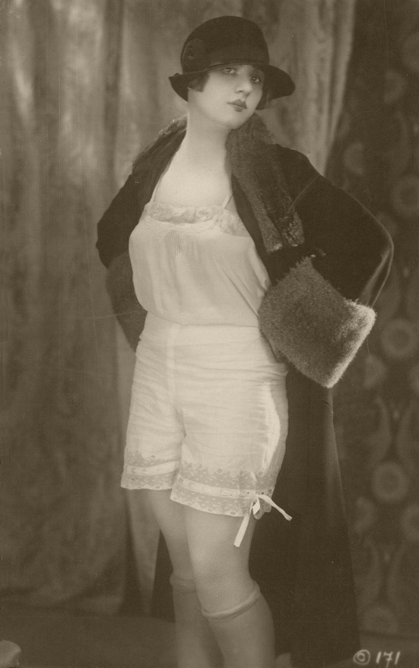 Взрослые женщины в панталонах