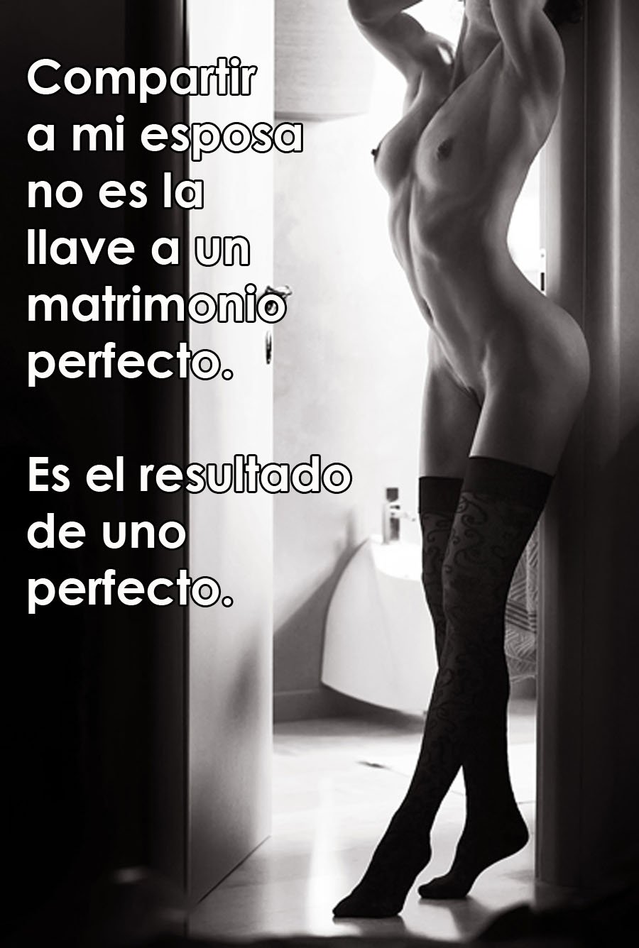 Голая женщина в дверном проеме