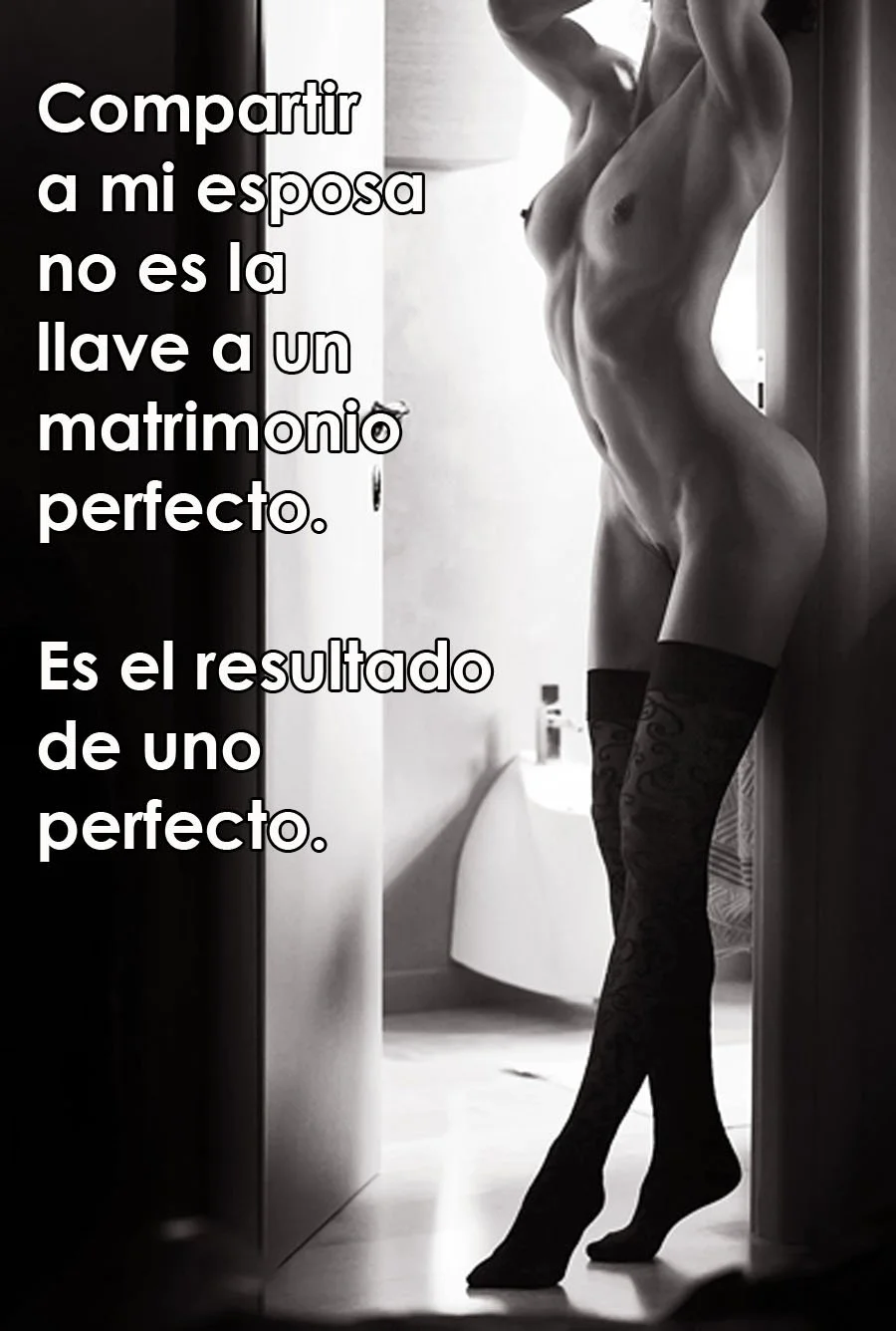 Голая женщина в дверном проеме