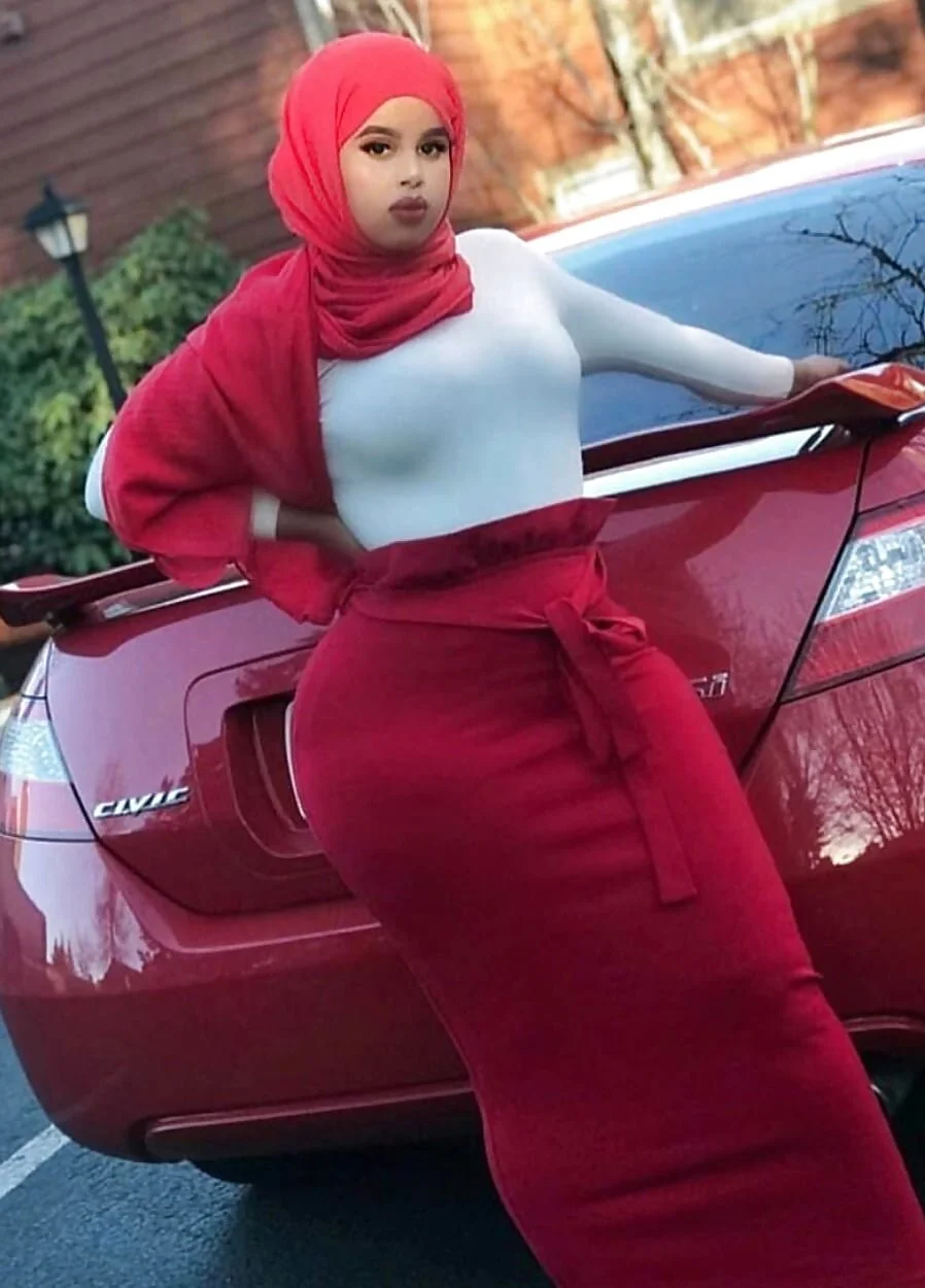 Девушка в хиджабе в обтягивающем платье