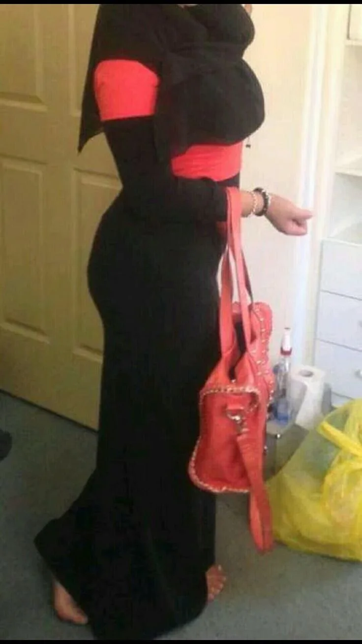 Сочная девушка в хиджабе