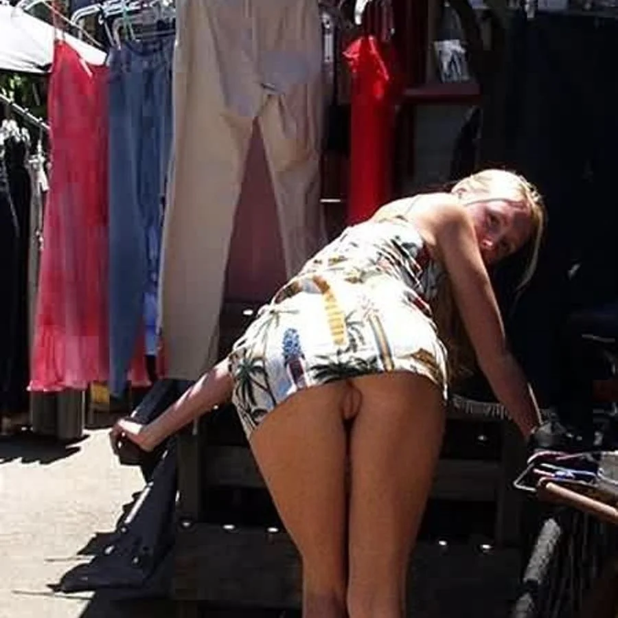 Девушки в коротких юбках без трусов