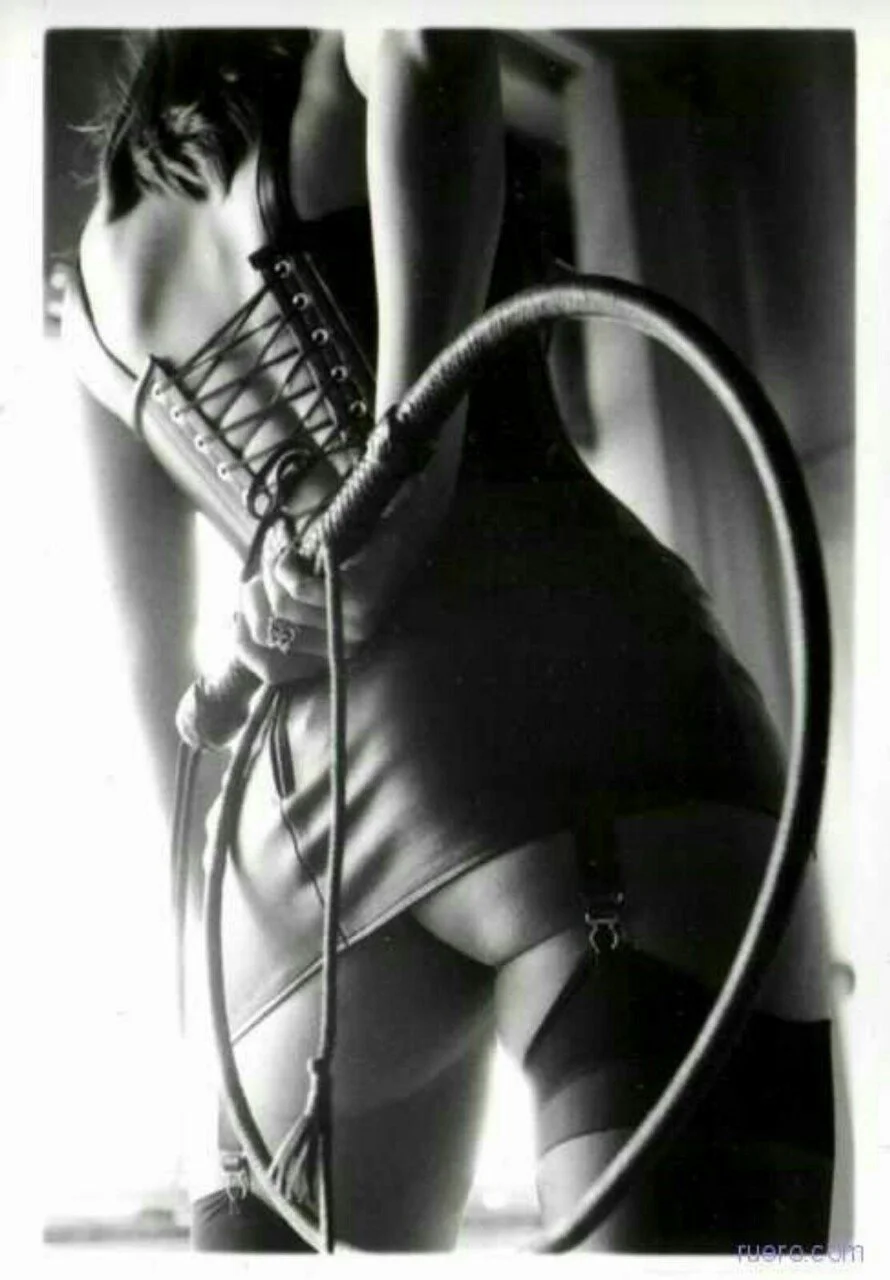 Голая госпожа с кнутом