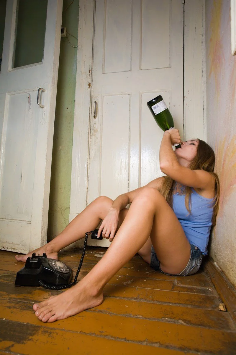 Пьяная женщина босиком