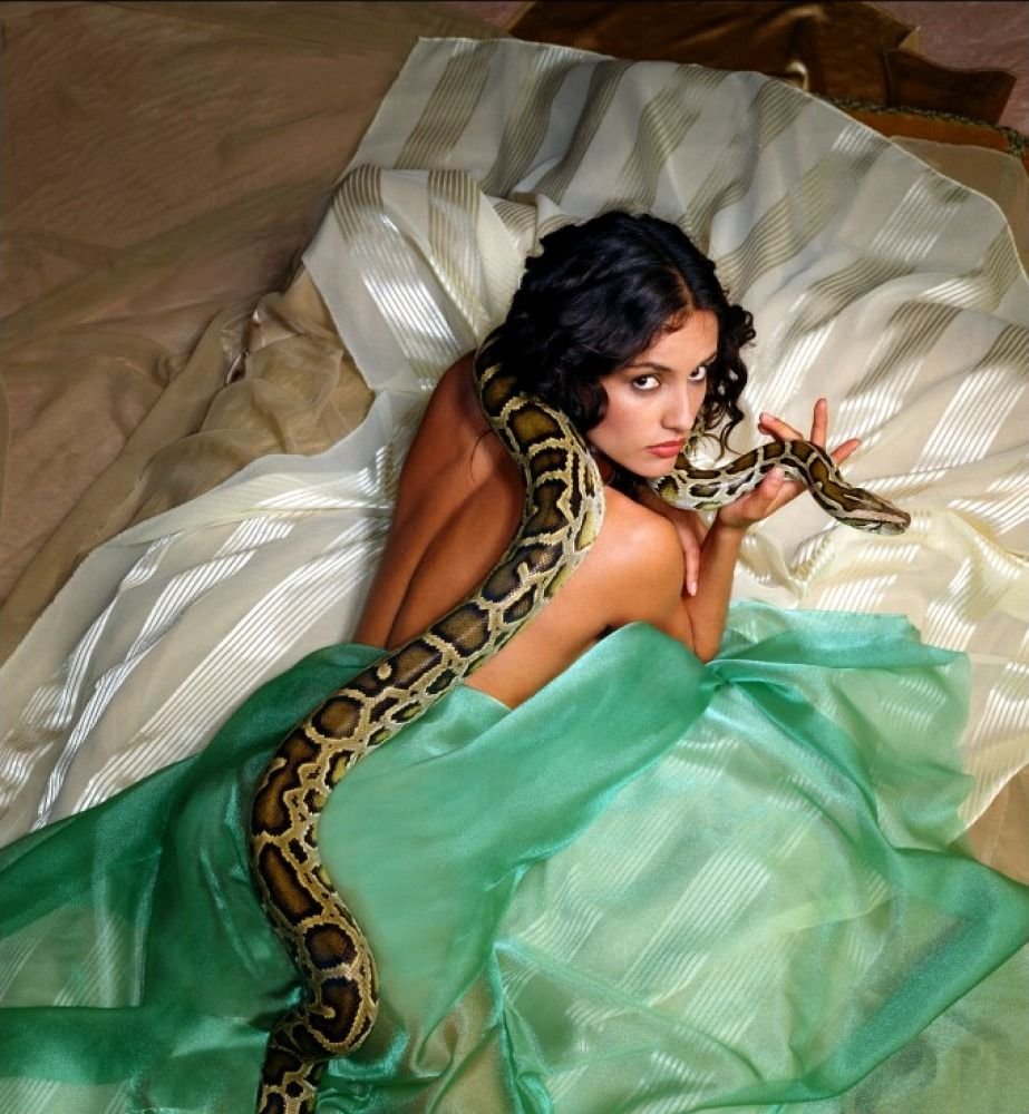 Порноактриса со змеиным языком