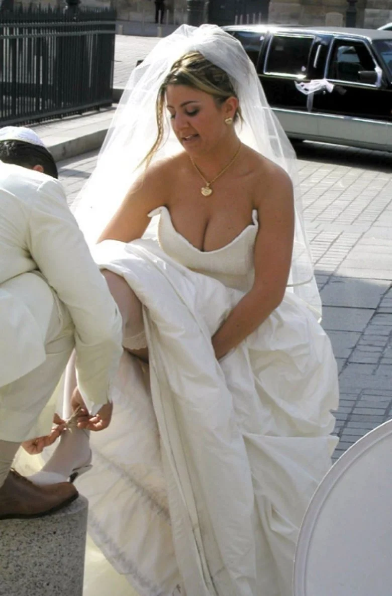 Невеста с огромным декольте