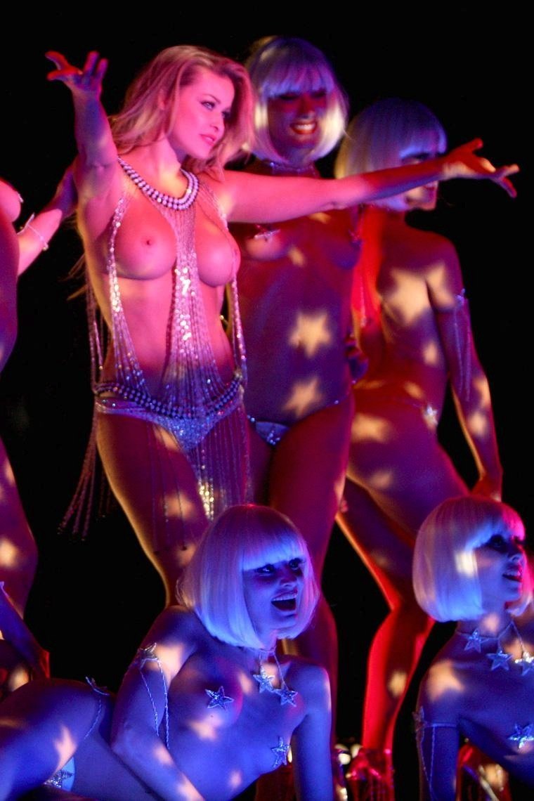 Элизабет Беркли стриптиз