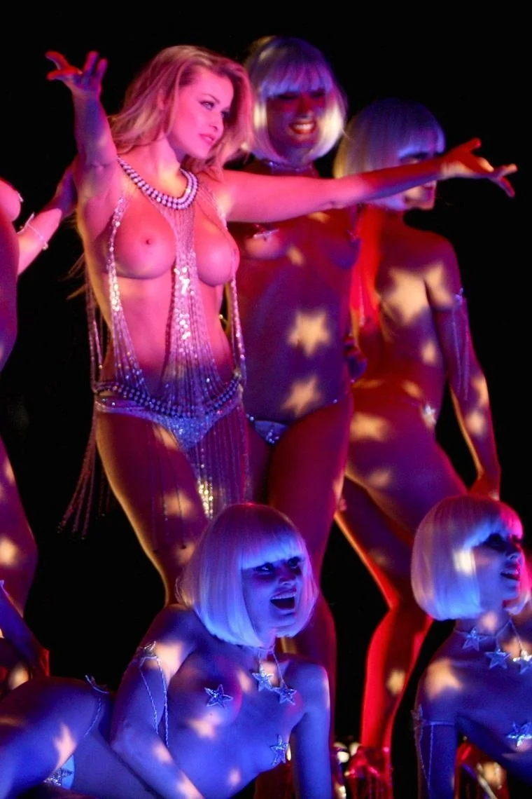 Элизабет Беркли стриптиз